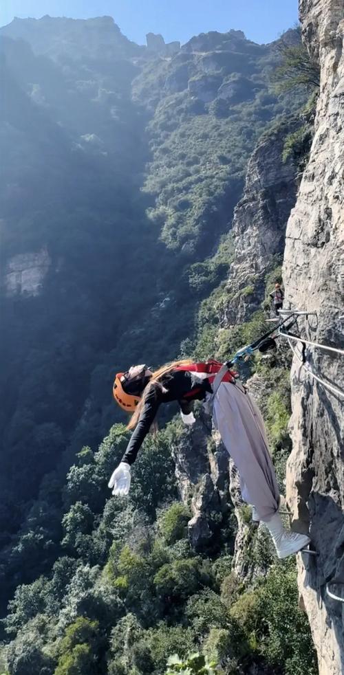 爬小矮山适合穿白色裤子吗_牛仔裤实用，白裤易脏，选速干耐磨的！