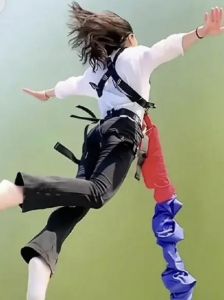 从高处跳下来什么姿势最好_屈膝缓冲找支点