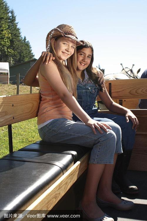 环抱双臂姿势叫什么_含义丰富，解读关键