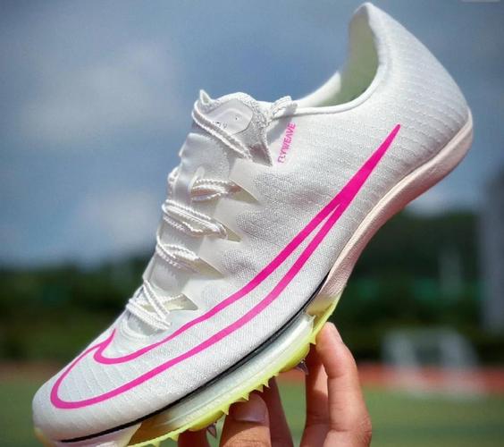 钉鞋适合什么跑道_选钉鞋看项目场地脚型，跑鞋钉数与跑道要配对！