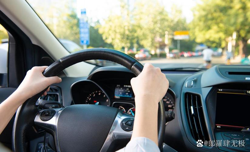 高速正确握方向盘姿势_高速公路方向盘握法与安全驾驶