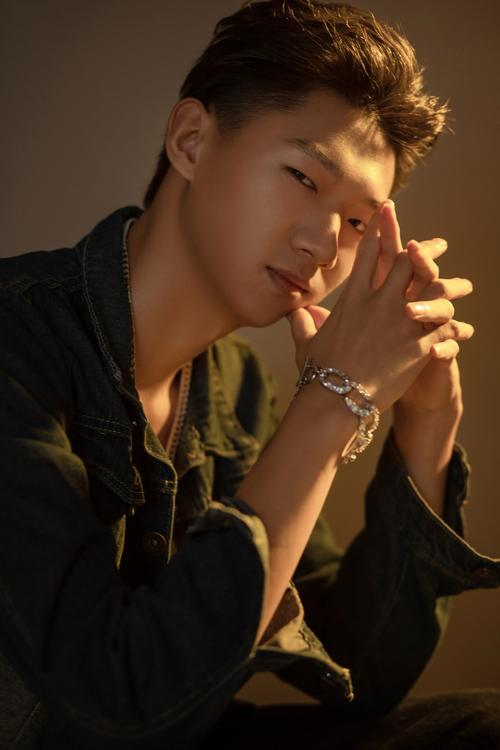 最酷的拍照姿势一个人_一个人拍照上镜姿势，教你更美