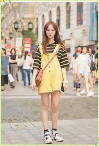 黑白格适合黄皮肤吗_黄皮穿黑白格，显瘦提气色