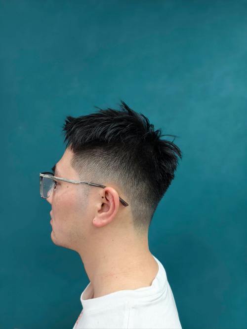 把这张照片发型换成美式前刺_美式前刺发型，帅气不挑脸型