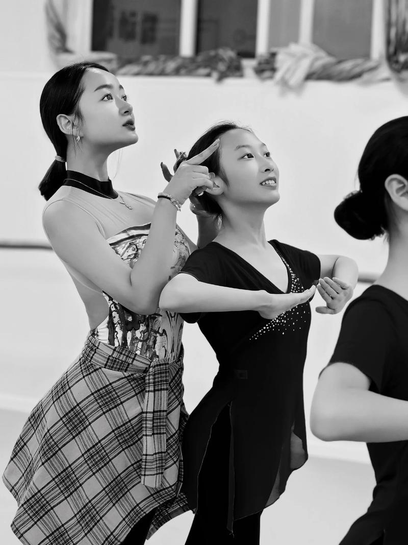 蒙族舞蹈半握拳的规格要领_半握拳要领与发力