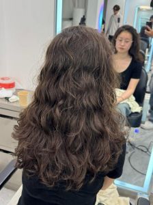 来大姨妈能烫头发吗_经期烫发需谨慎，做好防护减少刺激