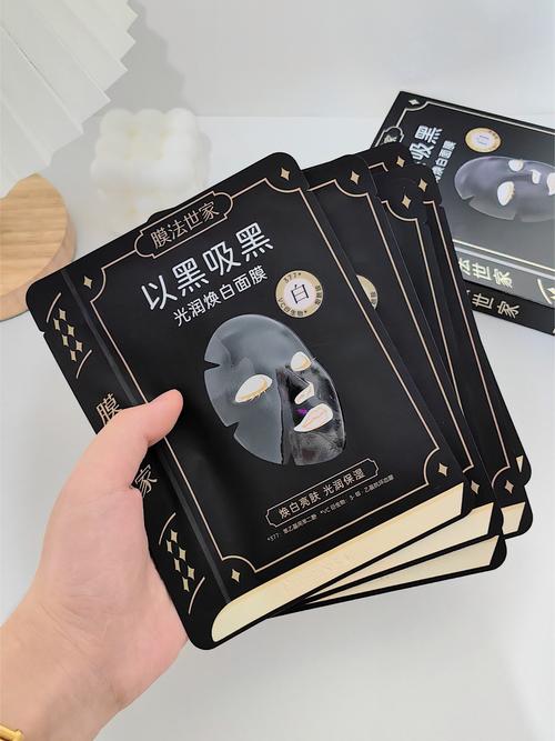 脸黑黄适合白色还是黑色_选对色显白提气色