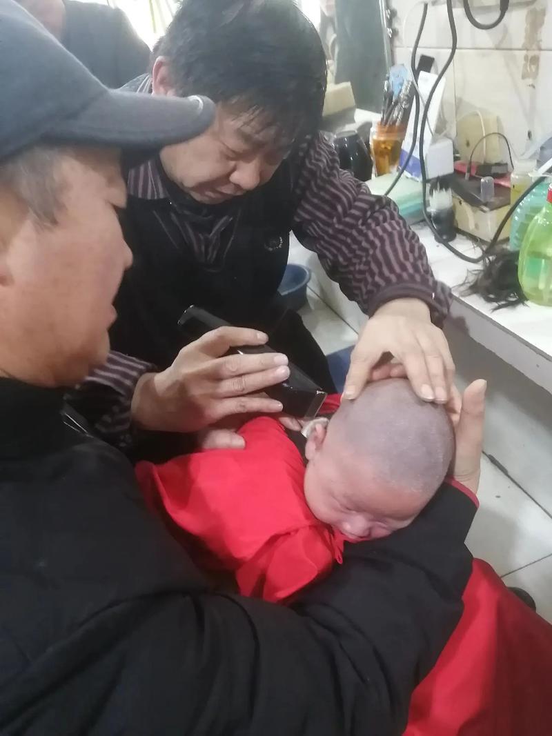 剃胎毛会让头发更浓密吗_剃胎毛没用，头发生长靠遗传营养