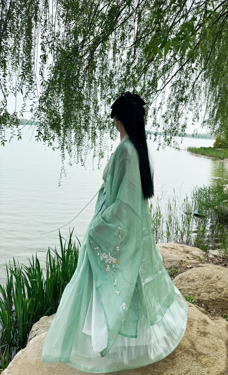 非纯色汉服适合的的发型_汉服色彩纹样多？发型搭配全攻略！