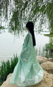 非纯色汉服适合的的发型_汉服色彩纹样多？发型搭配全攻略！