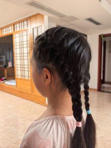 揪长头发扯辫子_揪扯辫子是侵权，要沟通维权