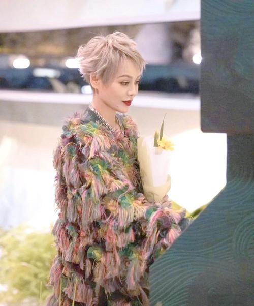 宁静的短发造型太霸气了_短发个性时尚，勇于改变惊艳全场