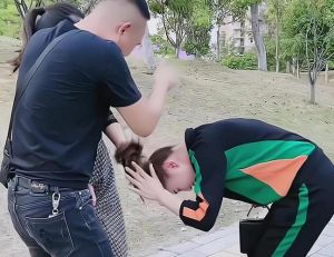 揪着头发口_社交媒体责任与心理压力