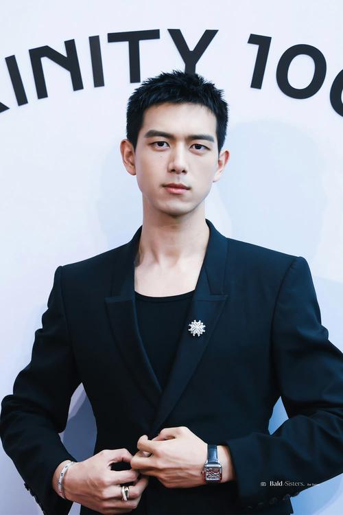 李现发型多样，展现魅力与霸总气质