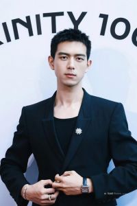 李现发型多样，展现魅力与霸总气质