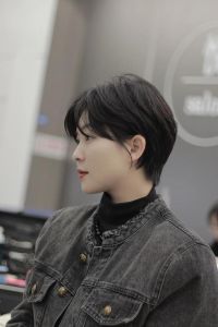 我为妻子剪齐耳短发_齐耳短发清爽显年轻，夏季女性理想选择！