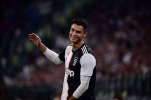 c罗尤文侧脸撩头发照片_意甲德比瞬间引爆热议