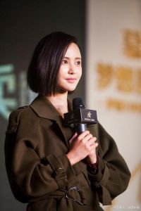 张歆艺的短发造型还挺清爽_张歆艺时尚短发配大衣，展现中性气质与产后自信