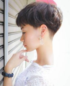 到耳朵的短发发型_挂耳短发清爽减龄，日常通勤时尚利器