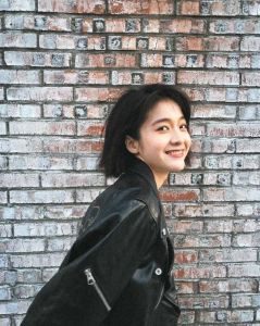 张雪迎短发造型清爽亮相_张雪迎齐耳短发亮相，清爽干练显气场