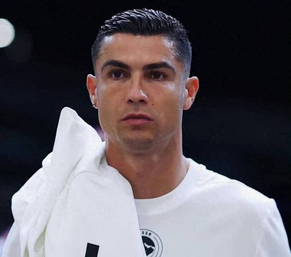 c罗尤文侧脸撩头发照片_意甲德比瞬间引爆热议