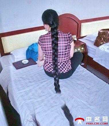 揪长头发扯长辫子_长辫时尚，编发多样，揪发伤头皮，拽人辫违法