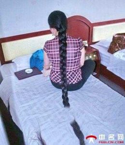 揪长头发扯长辫子_长辫时尚，编发多样，揪发伤头皮，拽人辫违法