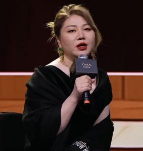 杨天真穿公主裙配新发型_自信时尚，打破刻板印象