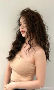 自带卷发的女人好不好_卷发女智慧独特，卷发男易惹烂桃花