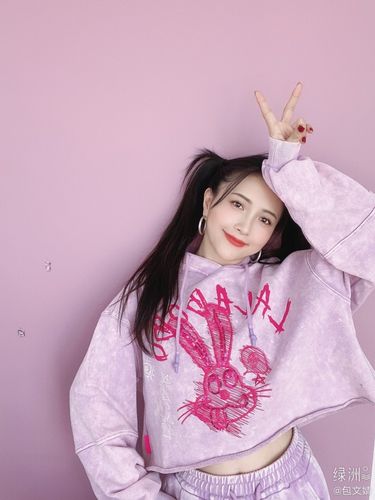 包贝尔电影女主粉色头发_包贝尔粉色头发表现可塑性，受关注成时尚里程碑