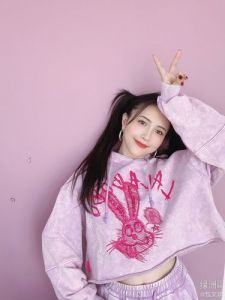 包贝尔电影女主粉色头发_包贝尔粉色头发表现可塑性，受关注成时尚里程碑