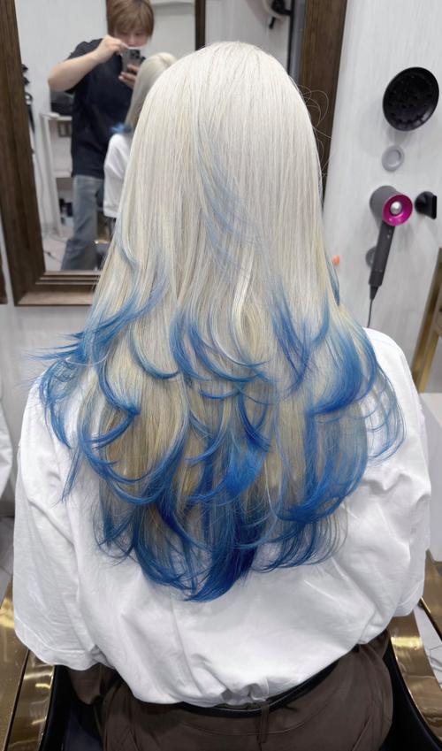 蓝白色头发_个性时尚，挑战不小
