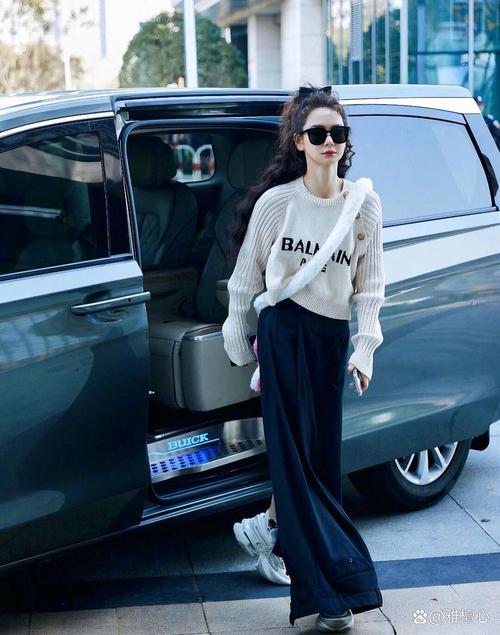 休闲长裙配什么发型_休闲长裙,随性又精致,时尚出行必备! 休闲长裙配什么发型_休闲长裙,随性又精致,时尚出行必备!