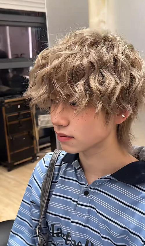 男马棕头发型_杀马特发型个性吸睛,莫西干小背头时尚酷炫 男马棕头发型_杀马特发型个性吸睛,莫西干小背头时尚酷炫