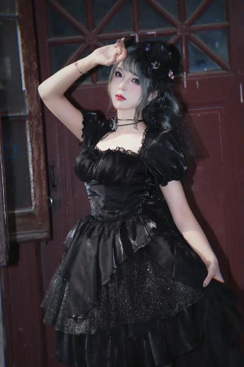 哥特风的裙子一般配什么发型_哥特裙配犄角发，阴郁又个性，造型超吸睛！