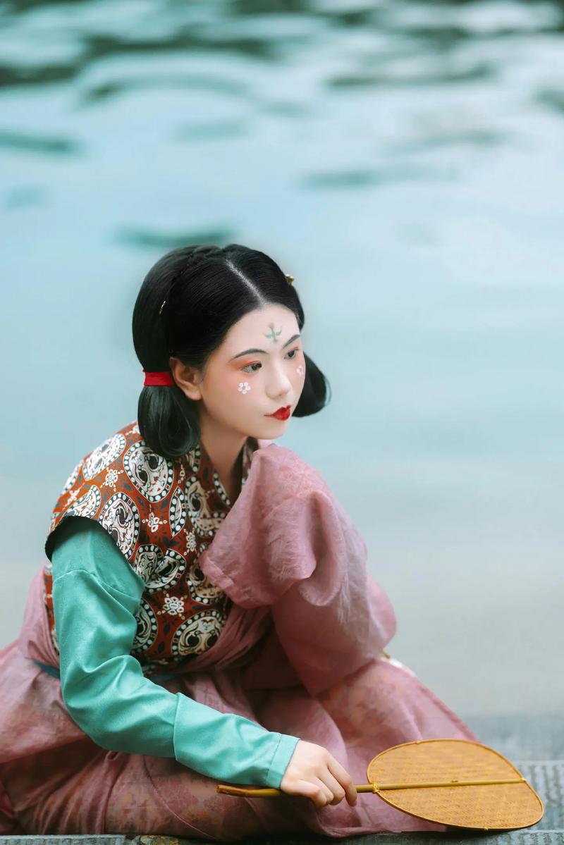 双刀髻是唐朝少女的发型吗_垂鬟分肖髻，贵族专属双刀髻今复兴