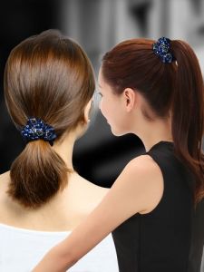 有部片女主叼着皮筋扎头发_发圈扎头发，幽默温情瞬间