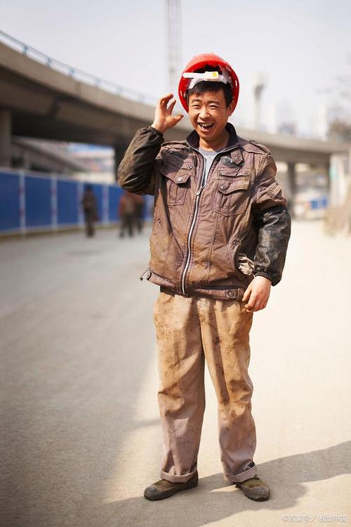农民工发型_高温工地理发，朴实发型显辛劳，免费服务送慰藉