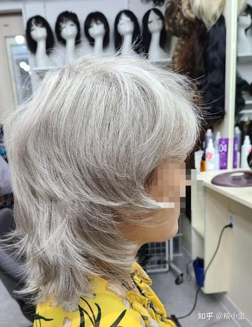 染青灰色头发有白头发影响吗_染青灰发不致白发增，选对护发少损伤