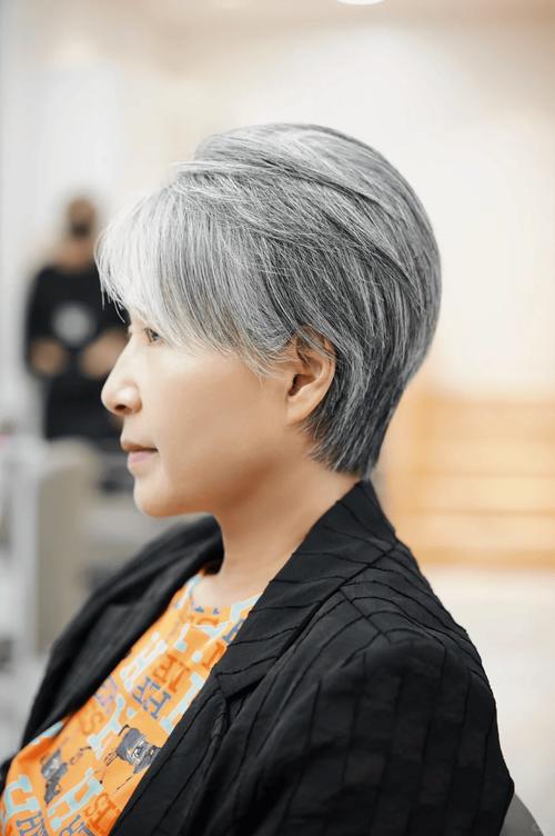 女有白头发留什么发型_自信优雅，发型搭配全攻略