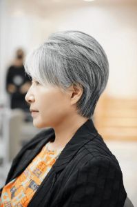 女有白头发留什么发型_自信优雅，发型搭配全攻略