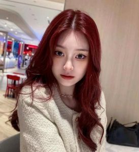 酒红色头发再染海王红能上色吗_酒红变海王红难？褪色护发是关键！