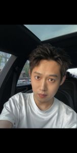 去找谁弄个时兴的发型_平凡世界的时髦理发师