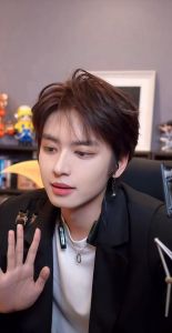 漏额头又不短的男生发型_2025夏季男生流行露额发型，清爽显个性！