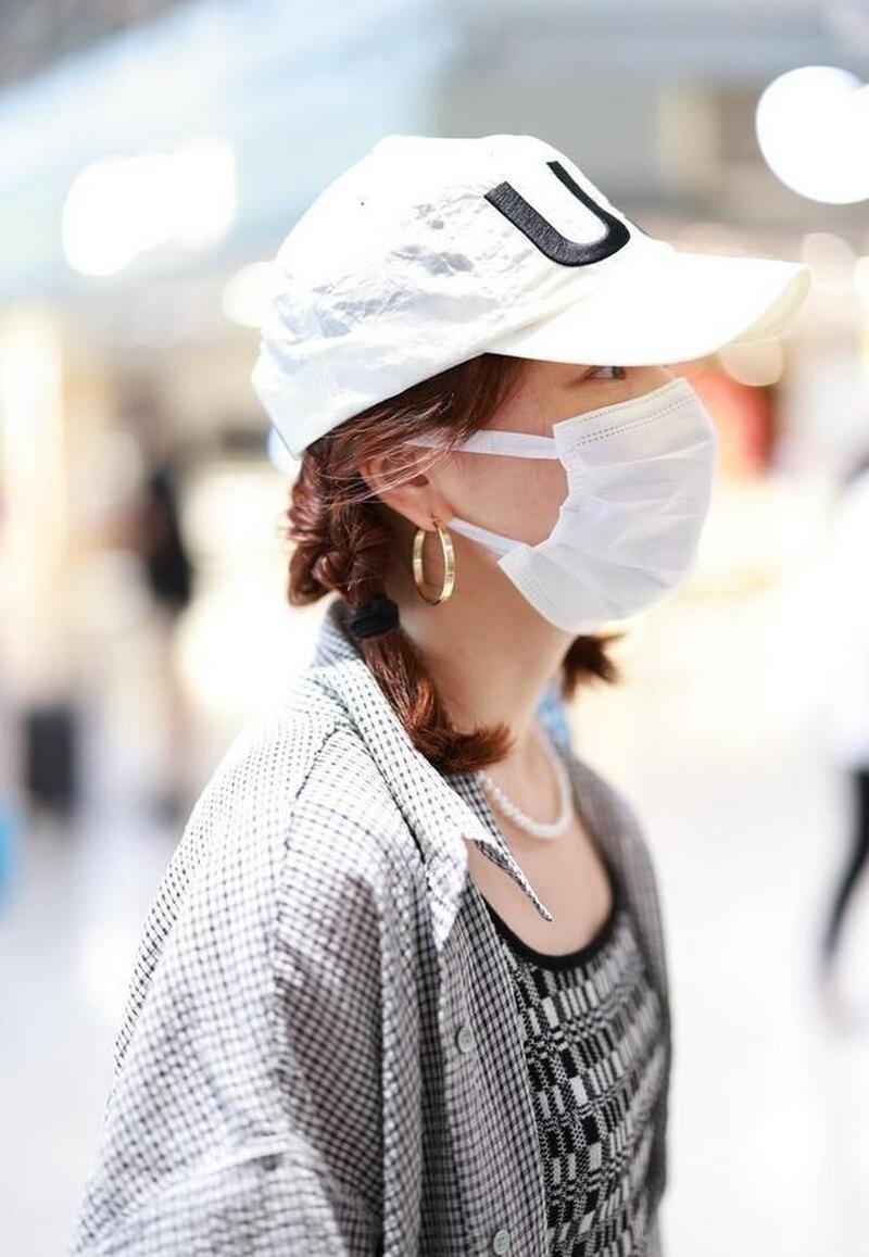 穿戴帽子的卫衣扎什么发型_女生秋穿卫衣，发型搭配显时尚