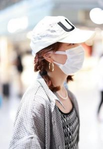 穿戴帽子的卫衣扎什么发型_女生秋穿卫衣，发型搭配显时尚