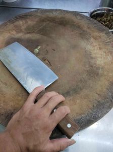 握菜刀的正确姿势_菜刀重量300-500克最舒适，握法对了更省力