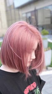 樱花粉色头发_赵丽颖染粉发，勇于突破形象界限，展现个人风格转变！