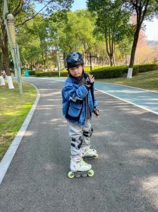 酷炫又痞又帅的滑轮鞋耍帅动作_街头滑板鞋，简约穿搭个性十足，细节装饰提升质感