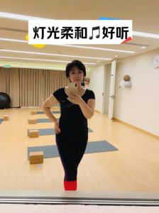 陈超帮丈母娘练瑜伽_女婿陪岳母练瑜伽，情感纠葛引担忧